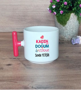 Kadın Doğum Uzmanı Hediye Sepeti Kupa Bardak T Kulplu, Kalemlik ve Ahşap Telefon Standı Tıp Bayramı Hediyesi (Model 1)