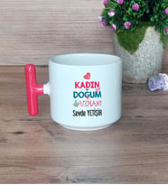 Kadın Doğum Uzmanı Hediye Sepeti Kupa Bardak T Kulplu, Kalemlik ve Ahşap Telefon Standı Tıp Bayramı Hediyesi (Model 1)