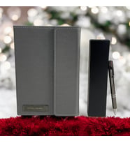 Kişiye Özel A5 15 x 22 Mıknatıslı Kapak Defter & Kişiye Özel Tükenmez Kalem Hediye Seti (Gri)
