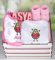 eJOYA Ahşap Sandıkta Kişiye Özel Zıbın Önlük Taş İsimlik Ve Patik Bebek Hediye Seti 109422 (Pembe)