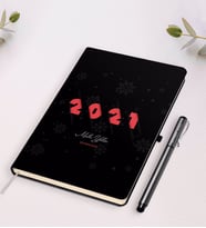 BK Gift Kişiye Özel 2024 Mutlu Yıllar Beyaz Defter ve Kalem Hediye Seti-2 (Siyah)