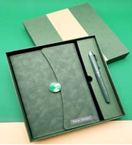 Kişiye Özel İsim Baskılı Defter Kalem Seti Farklı Renk Seçenekleriyle (Yeşil)