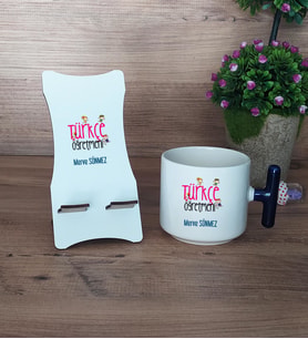 Türkçe Öğretmeni Hediye Sepeti Kupa Bardak T Kulplu ve Ahşap Telefon Standı Öğretmenler Günü Hediyesi (Model 2)