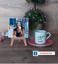 Fizik Öğretmeni Fotoğraflı Dekoratif Taş, Ahşap Altlıklı Türk Kahvesi Fincanı Hediye Öğretmenler Günü Hediyesi (Model 6)