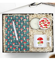 Kişiye Özel Tasarım Defter & Beyaz Metal Kutulu Mum & Gümüş Renk Detaylı Beyaz Tükenmez Kalem & Kişiye Özel Fincan Hediye Seti (Model 7)