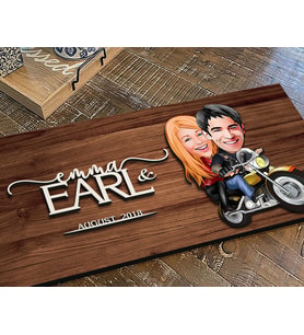 BK Gift Kişiye Özel Sevgililer Karikatürlü Kabartma Figürlü Ahşap Tablo, Duvar Dekoru, Arkadaşa Hediye, Özel Tasarım Ev Hediyesi-17 (Ceviz)