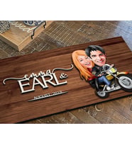 BK Gift Kişiye Özel Sevgililer Karikatürlü Kabartma Figürlü Ahşap Tablo, Duvar Dekoru, Arkadaşa Hediye, Özel Tasarım Ev Hediyesi-17 (Ceviz)