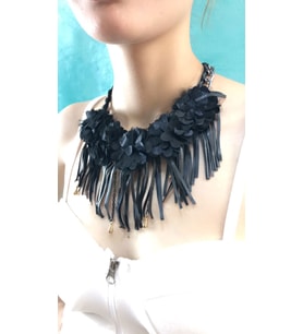 DERİ PÜSKÜLLÜ ÇİÇEKLİ ZİNCİRLİ KADIN KOLYE BOY 20 CM (Siyah)