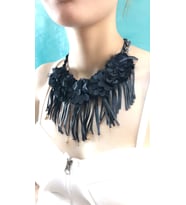DERİ PÜSKÜLLÜ ÇİÇEKLİ ZİNCİRLİ KADIN KOLYE BOY 20 CM (Siyah)