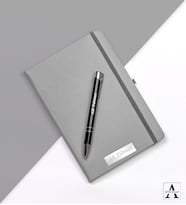 Kişiye Özel İsimli Defter ve Kişiye Özel İsimli Metal Kalem Hediye Seti - 8 Farklı Renk (Gri)