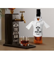 BK Gift Kişiye Özel Kabartma İsimli Musluklu Doğal Ahşap İçki Standı ve Beyaz İçki Şişesi Tişörtü Hediye Seti, Home Bar, Viski Çeşmesi, Ahşap İçecek Çeşmesi (Model 6)