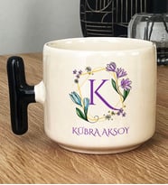 Kişiye Özel Çiçekli K Harfli Hediye T Kupa Bardak İsim Soyisim Yazılı (Siyah)
