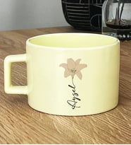 Kişiye Özel Lilyum ve İsim Yazılı Hediye Pastel Fincan Çiçek Desenli (Sarı)