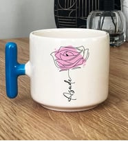 Kişiye Özel Gül ve İsim Yazılı Hediye T Kupa Bardak Çiçek Desenli (Mavi)