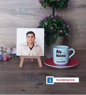 Aile Hekimi Fotoğraflı Dekoratif Taş, Ahşap Altlıklı Türk Kahvesi Fincanı Hediye (Model 3)