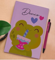 BK Gift Kişiye Özel İsimli Lila Sert Kapaklı Defter ve Tükenmez Kalem Seti, Arkadaşa Hediye, Yeni İş Hediyesi, Doğum Günü Hediyesi (Model 7)