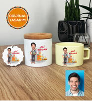 Kişiye Özel Karikatürlü İnşaat Mühendisi Hediye Seti Pastel Fincan, Kalemlik, Anahtarlık Erkek İnşaat Mühendisine Mühendisler Günü Hediyesi (Sarı)