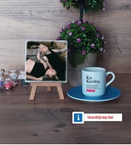 Kız Kardeş Fotoğraflı Dekoratif Taş, Ahşap Altlıklı Türk Kahvesi Fincanı Hediye (Model 5)