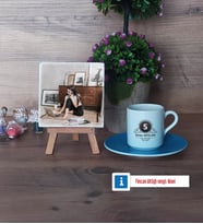 Baş Harf ve İsim Soyisim Fotoğraflı Dekoratif Taş, Ahşap Altlıklı Türk Kahvesi Fincanı Hediye (Model 5)