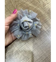 9X9 CM TAŞLI TOMURCUK TÜLLÜ ÇİÇEK BROŞ YAKA İĞNESİ TÜRBAN İĞNESİ (Gri)