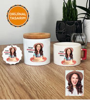 Kişiye Özel Karikatürlü Doğum Günü Hediyesi Hediye Seti Lüks Fincan, Kalemlik, Anahtarlık Kadın Sevgiliye Ablaya Anneye Hediye (Pembe)