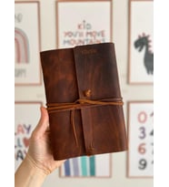 ALESTA LEATHER İsme Özel El Yapımı Hakiki Deri Kaplı El dikişi Defter (Koyu Taba)