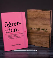 eJOYA Öğretmenlere Özel Ahşap Kutuda Defter Kalem Hediye Seti 110588 (Pembe)