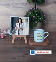 Doktor Fotoğraflı Dekoratif Taş, Ahşap Altlıklı Türk Kahvesi Fincanı Hediye (Model 1)