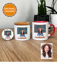Kişiye Özel Karikatürlü İngilizce Öğretmeni Hediye Seti Kupa Bardak, Kalemlik, Anahtarlık Kadın İngilizce Öğretmenine Öğretmenler Günü Hediyesi (Pembe)