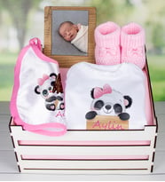 eJOYA Ahşap Sandıkta Kişiye Özel Zıbın Önlük Fotoğraf Çerçevesi Ve Patik Bebek Hediye Seti 109404 (Model 2)