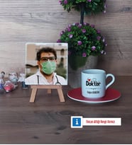 Doktor Fotoğraflı Dekoratif Taş, Ahşap Altlıklı Türk Kahvesi Fincanı Hediye Tıp Bayramı Hediyesi Doktora Hediye (Model 3)