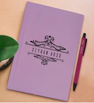BK Gift Kişiye Özel İsimli Lila Sert Kapaklı Defter ve Tükenmez Kalem Seti, Arkadaşa Hediye, Yeni İş Hediyesi, Doğum Günü Hediyesi (Model 18)