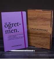 eJOYA Öğretmenlere Özel Ahşap Kutuda Defter Kalem Hediye Seti 110588 (Mor)