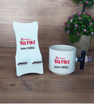 Mutfağın Sultanı Hediye Sepeti Kupa Bardak T Kulplu ve Ahşap Telefon Standı Anneye Hediye Anneler günü Hediyesi (Model 2)