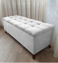Çizgi Kapitoneli Sandıklı Puf 90 cm Ceviz Ayak (Beyaz)