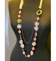 NAKIŞ GÜPÜR ÇİÇEKLİ BONCUKLU TASARIM KADIN KOLYE BOY 40 CM (Pembe)