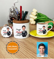 Kişiye Özel Karikatürlü Kolay Yetişmiyor Hediye Seti Türk Kahvesi Fincanı, Kalemlik, Anahtarlık Erkek Sevgiliye Abiye Babaya Doğum Günü Hediyesi (Sarı)