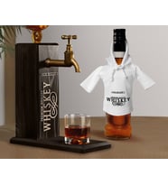 BK Gift Kişiye Özel Kabartma İsimli Musluklu Doğal Ahşap İçki Standı ve Beyaz İçki Şişesi Tişörtü Hediye Seti, Home Bar, Viski Çeşmesi, Ahşap İçecek Çeşmesi (Model 11)