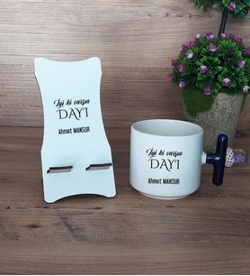 İyi Ki Varsın Dayı Hediye Sepeti Kupa Bardak T Kulplu ve Ahşap Telefon Standı Dayıya Doğum Günü Hediyesi (Model 2)
