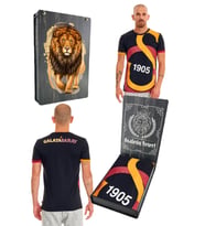 Galatasaray Orijinal Lisanslı Unisex Siyah Arma T-Shirt Hediyelik Ahşap Kutulu (STD)