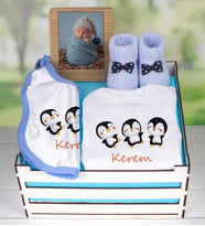 eJOYA Ahşap Sandıkta Kişiye Özel Zıbın Önlük Fotoğraf Çerçevesi Ve Patik Bebek Hediye Seti 109410 (Model 1)