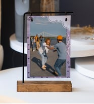 Ahşap Ayaklı Metal Aparatlı Fotoğraf Çerçevesi (Model 9)
