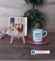 Kız Kardeş Fotoğraflı Dekoratif Taş, Ahşap Altlıklı Türk Kahvesi Fincanı Hediye (Model 8)