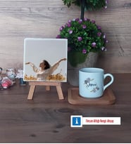 İsme Özel Doğum Günü Hediyesi Fotoğraflı Dekoratif Taş, Ahşap Altlıklı Türk Kahvesi Fincanı Hediye (Model 1)