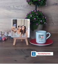 Kız Kardeş Fotoğraflı Dekoratif Taş, Ahşap Altlıklı Türk Kahvesi Fincanı Hediye (Model 3)
