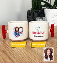 Kişiye Özel Karikatürlü Diş Hekimi T Kupa Bardak Diş Hekimleri Günü Hediyesi Kadın Diş Hekimine Hediye (Kırmızı)