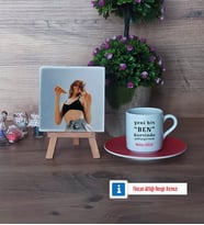 Motto Yeni Bir Ben Fotoğraflı Dekoratif Taş, Ahşap Altlıklı Türk Kahvesi Fincanı Hediye (Model 3)