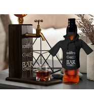 BK Gift Kişiye Özel Kabartma İsimli Musluklu Doğal Ahşap İçki Standı ve Siyah İçki Şişesi Tişörtü Hediye Seti, Home Bar, Viski Çeşmesi, Ahşap İçecek Çeşmesi (Model 3)