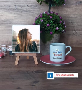 Sosyal Bilgiler Öğretmeni Fotoğraflı Dekoratif Taş, Ahşap Altlıklı Türk Kahvesi Fincanı Hediye Öğretmenler Günü Hediyesi (Model 6)