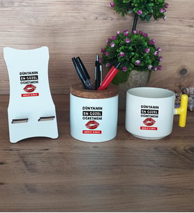 Dünyanın En Güzel Öğretmeni Hediye Sepeti Kupa Bardak T Kulplu, Kalemlik ve Ahşap Telefon Standı Öğretmenler Günü Hediyesi (Model 5)